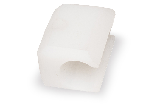 Fastgøringsanordning til båreoverdækningsskinner